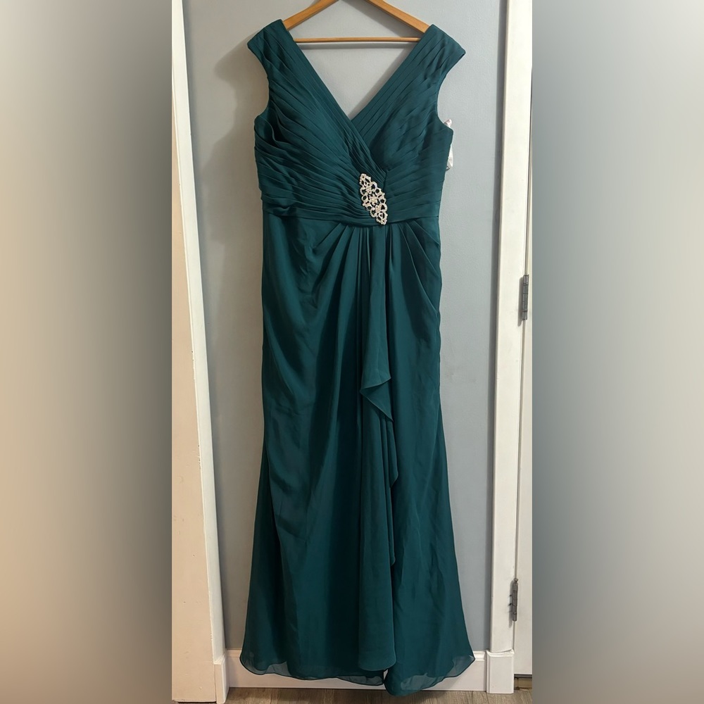 Beautiful chiffon formal long  peacock green JJ House gown NWT never worn sz14